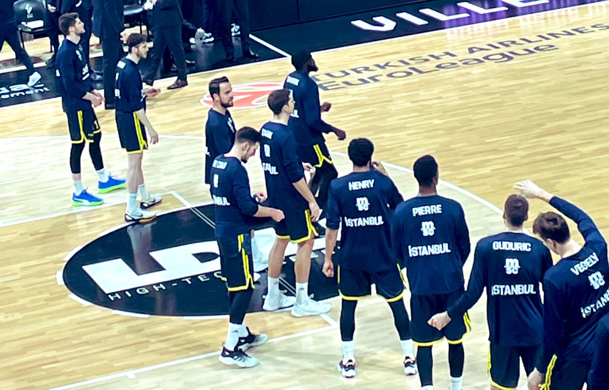 G_Millon1982's tweet photo. Belle ovation du public de lโastroballe pour @NandoDeColo ! @LDLCASVEL - @FBBasketbol ๐ @EuroLeague โจ Letโs play ! #GoAsvelGo โค๏ธ https://t.co/hszcceu8g9