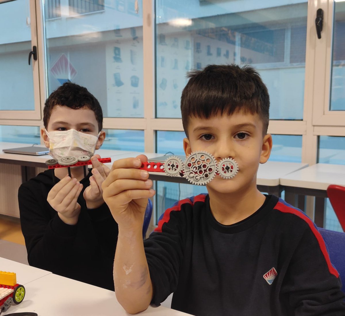 elazigbahcsehir's tweet image. Robotik ve kodlama dersinde lego fiziksel modelleme konusuyla öğrencilerimiz "dişli çark" modelini tasarlayarak makine çalışma prensiplerini inceliyorlar🤖

✅Yaparak yaşayarak öğrenme 
✅Somut öğrenme 

#bkcoding
#bahcesehirkodluyor
