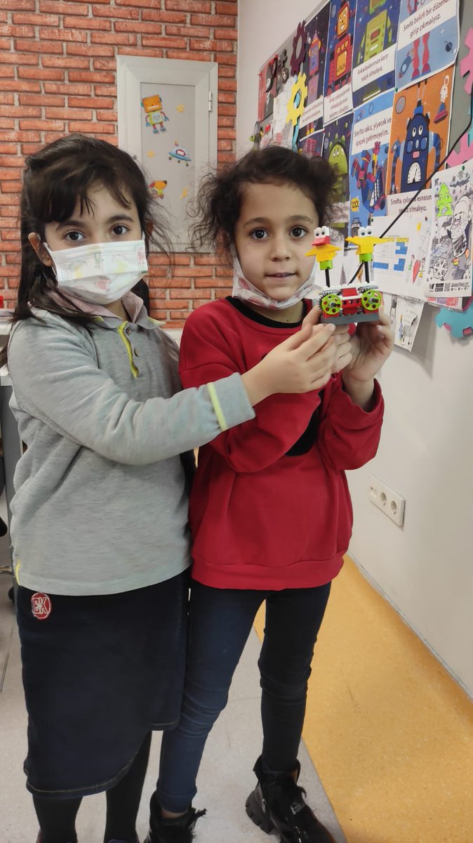 elazigbahcsehir's tweet image. Robotik ve kodlama dersinde lego fiziksel modelleme konusuyla öğrencilerimiz "dişli çark" modelini tasarlayarak makine çalışma prensiplerini inceliyorlar🤖

✅Yaparak yaşayarak öğrenme 
✅Somut öğrenme 

#bkcoding
#bahcesehirkodluyor