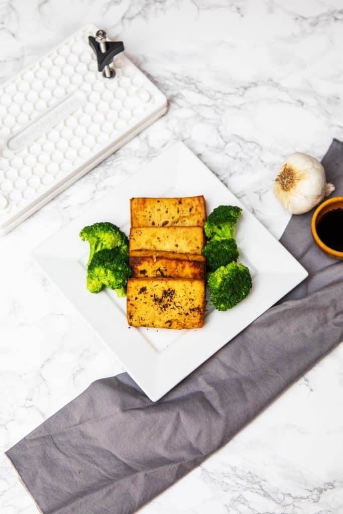 Are you planning on prepping tofu for your holiday festivities? Baked tofu is a great main course or salad topper!

🌱 Recipe: seitanbeatsyourmeat.com/how-to-bake-to…