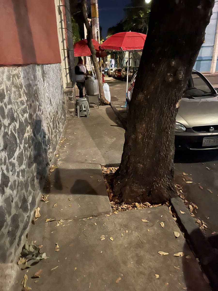 juanchave7's tweet photo. @TlalpanVecinos es una pena que después del accidente en Tlalpan se sigan dando estas situaciones de los ambulantes adueñándose de las áreas peatonales esto es frente al isste esquina con juarez https://t.co/CV6VA8B7P2