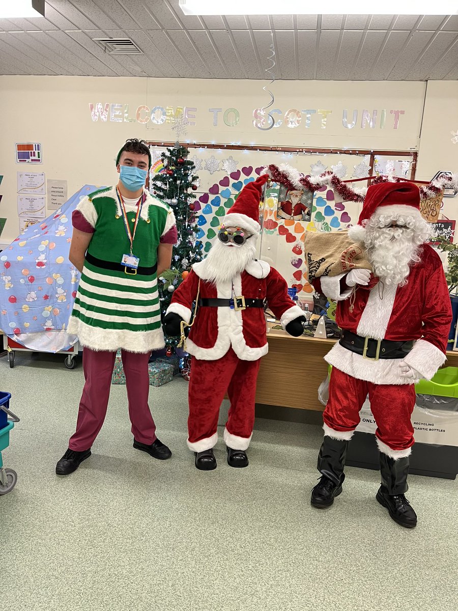 lizvaughan57's tweet photo. Our HCA James and ward clerk Manolo getting the hang of working in paeds at Christmas. Something we didn’t mention at the interview @ESHTNHS @matronmaria https://t.co/0P09ttf0AO