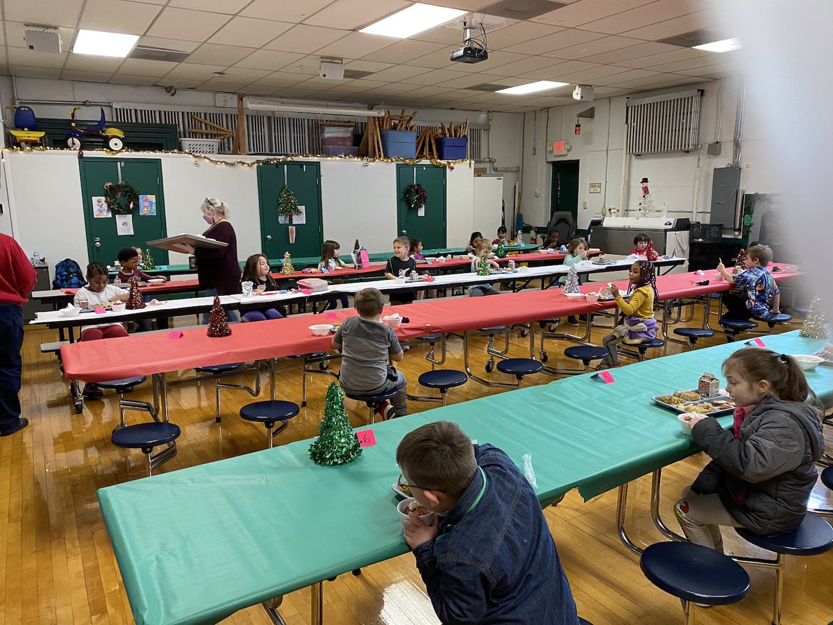 It's beginning to look a lot like Christmas... at Burke Street Elementary. 

A very merry visitor made a special stop... 
Guess Who?🎄❄️🎁    

Thanks to Ms. Paula and her husband 🎅for delivering holiday cheer this time of year! ❤️💚