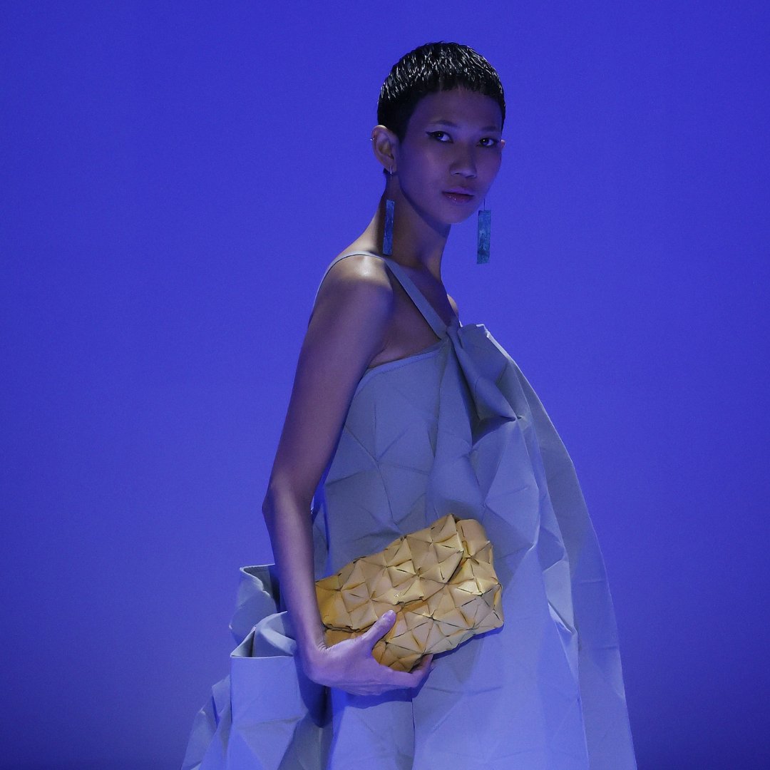 JKTfashion's tweet photo. BYO's signature modular-handwoven method of making bags gives new life to post-production leather waste. It shows that one man's waste can be another's very fashionable treasure.
#JFW2022 #JakartaFashionWeek #WeAreJFW #ExcellenceInDisruption https://t.co/lpS5VTmgVB
