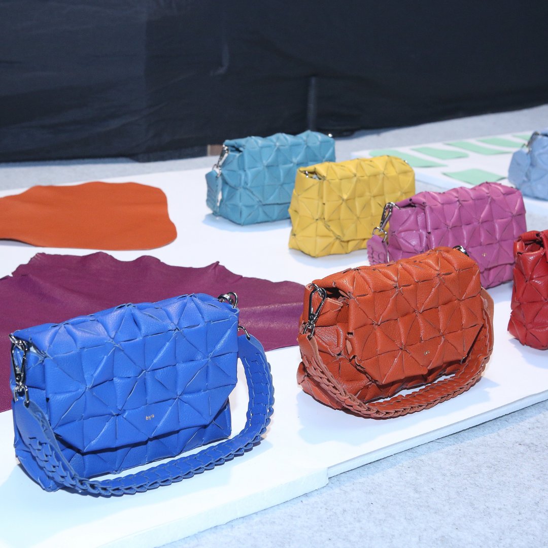 JKTfashion's tweet photo. BYO's signature modular-handwoven method of making bags gives new life to post-production leather waste. It shows that one man's waste can be another's very fashionable treasure.
#JFW2022 #JakartaFashionWeek #WeAreJFW #ExcellenceInDisruption https://t.co/lpS5VTmgVB