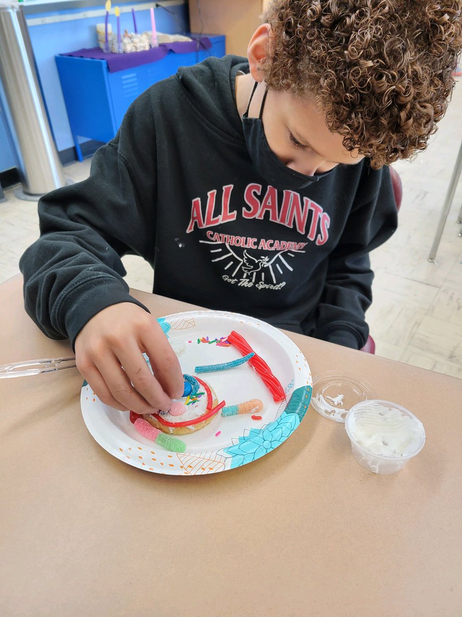 ASCA_Albany's tweet photo. Are those Christmas cookies for Santa? Not unless he wants to eat animal cell cookies! 7th graders were busy designing &amp; labeling the organelles found in animal cells before building their creations. They also completed an Oreo cell lab demonstrating the phases in the cell cycle. https://t.co/PmLqJIrWRk