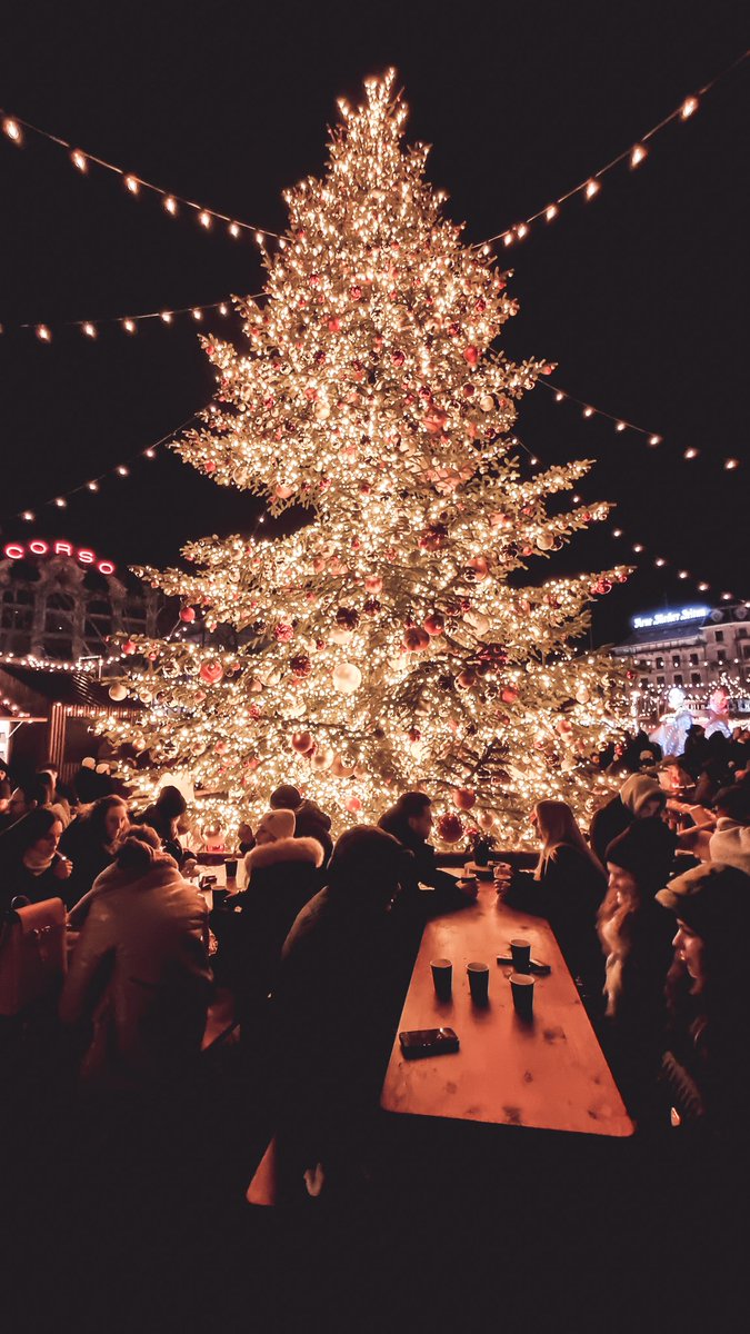 JPhotomoments's tweet photo. Zürcher Weihnachtsdorf - Eine Menschenmenge die ohne den Glühwein unerträglich wäre...

#Christmas #Weihnachtsmarkt #Weihnachtsbaum #Zürich https://t.co/6dYecVO7WJ