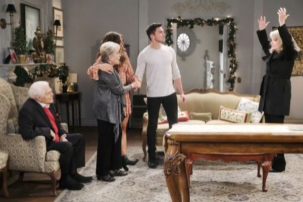 SaraCiuzio's tweet photo. TOMORROW
Mama being protected by Grandma and Hubby ๐ฅบ #Cin #Dulie #JarDevil #Days https://t.co/trcO9K1rua