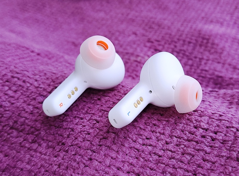 GadgetExplained's tweet photo. REVIEW: Bursting into the scene with big sound and low weight, the @JBLaudio #LIVEPROPlus have all the important features to hunt in #TWS #earbuds, including dual connectivity, which makes switching between devices easy https://t.co/5IKv0xveLw #JBL @harman https://t.co/FEy1eUfOjt