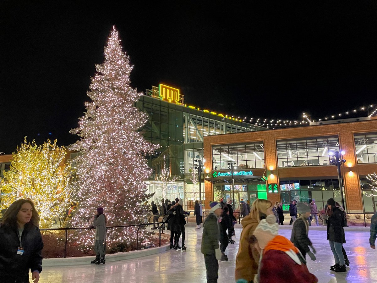 mycellcom's tweet photo. It's the most wonderful time of the year! Our employees have enjoyed:
βΈοΈ Skating at @titletown
π Jingle & Mingle with @greenbaycurrent
π
Santa at the Shawano Holiday Stroll
βπ and a little fun with #teamcellcom
What are your favorite local holiday activities? https://t.co/gKe6YSuzC1