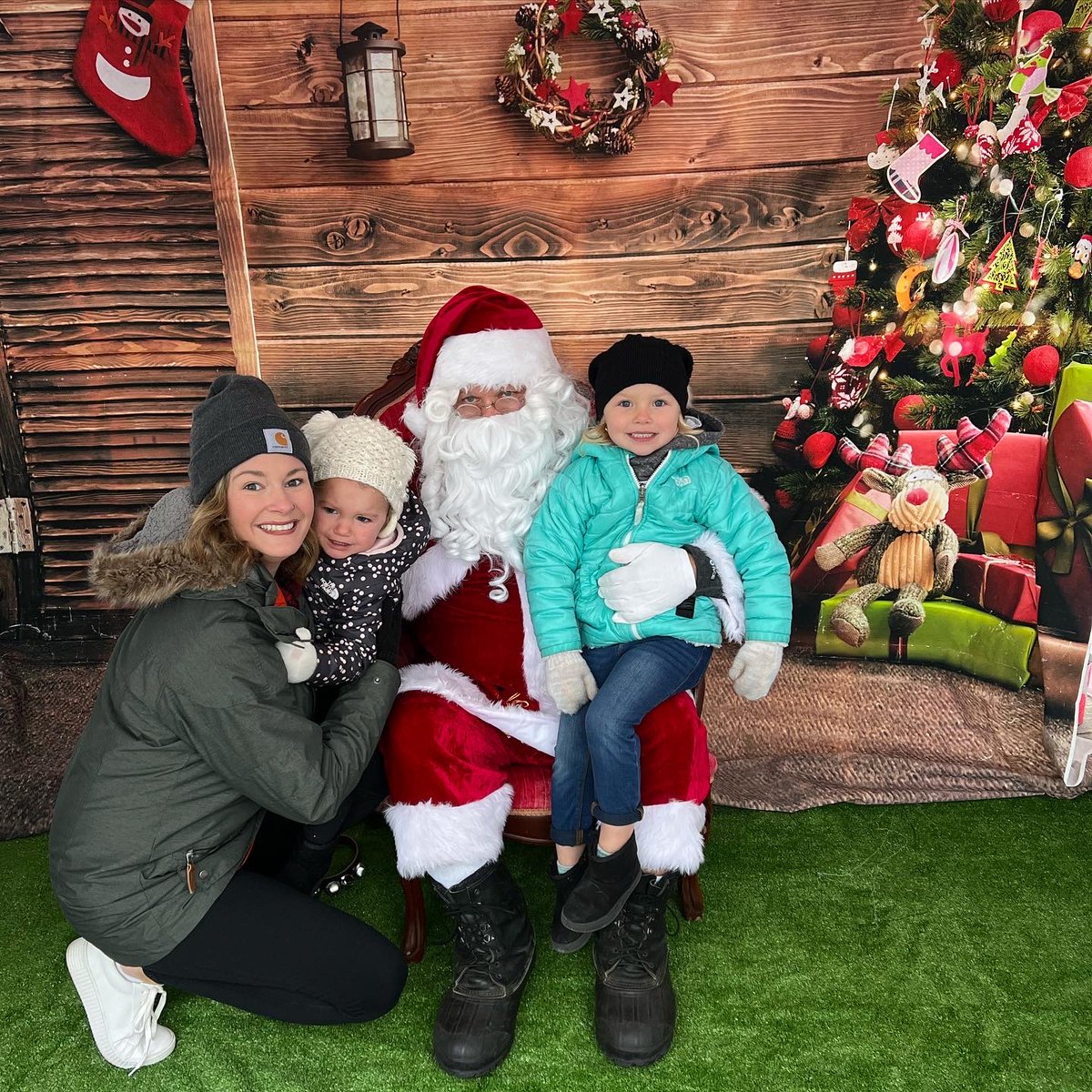 mycellcom's tweet photo. It's the most wonderful time of the year! Our employees have enjoyed:
βΈοΈ Skating at @titletown
π Jingle & Mingle with @greenbaycurrent
π
Santa at the Shawano Holiday Stroll
βπ and a little fun with #teamcellcom
What are your favorite local holiday activities? https://t.co/gKe6YSuzC1