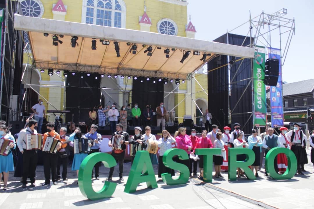 rrppcastro's tweet photo. Algunas imágenes que grafican lo vivido los días 21 y 22 de diciembre en la Plaza de Armas de Castro en la #Castroton. En el evento se alcanzó la meta de $6 mil millones que permitirá construir las viviendas destruidas por los mega incendios.
#CastroSeLevanta
#EnCastroSomos+ https://t.co/j2PcqE9FSZ
