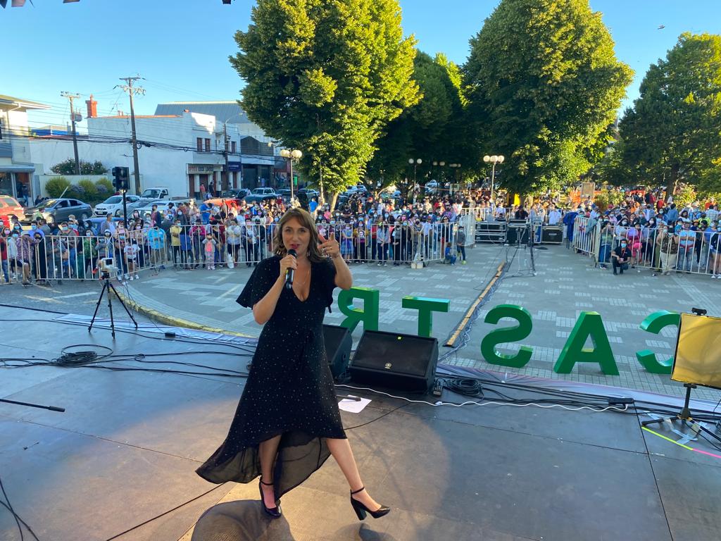 rrppcastro's tweet photo. Algunas imágenes que grafican lo vivido los días 21 y 22 de diciembre en la Plaza de Armas de Castro en la #Castroton. En el evento se alcanzó la meta de $6 mil millones que permitirá construir las viviendas destruidas por los mega incendios.
#CastroSeLevanta
#EnCastroSomos+ https://t.co/j2PcqE9FSZ