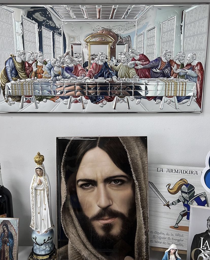 Este es el mejor regalo que me han dado en la vida, después de mi hijo.

Gracias a mi familia por darme en el corazón con este retrato de mi guía, el que me inspira a dar lo mejor cada día. 🙏🏼🙌🏼