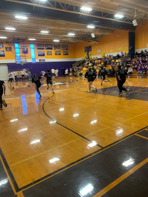 Uhunt1's tweet photo. Seniors dominating pep rally! 🎓🎉 https://t.co/QRHEw51vI0