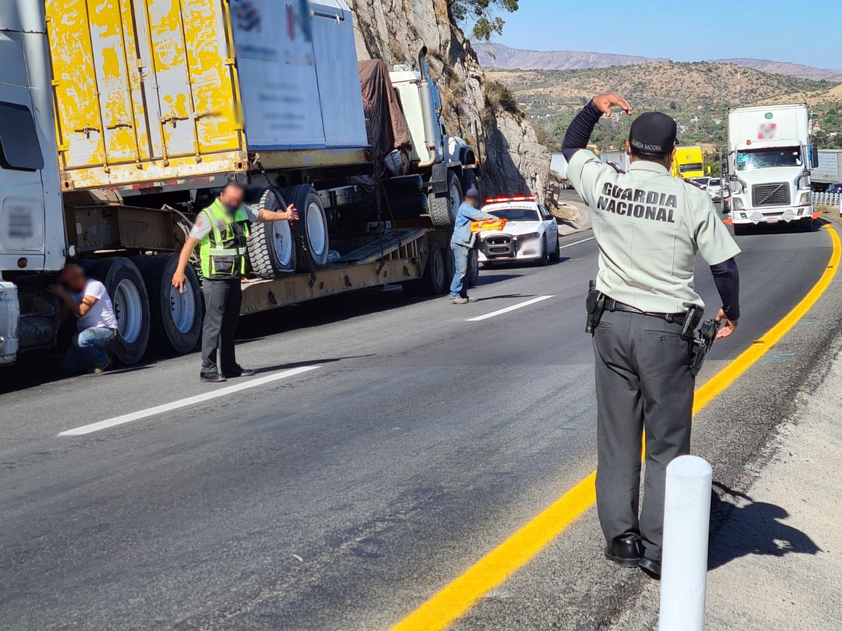#TómeloEnCuenta en #SLP se registra reducción de carril de circulación por vehículo averiado, aproximadamente en el km 126+500 carretera (2190) Querétaro-San Luis Potosí, mismo tramo, dirección Querétaro. Disminuya su velocidad
