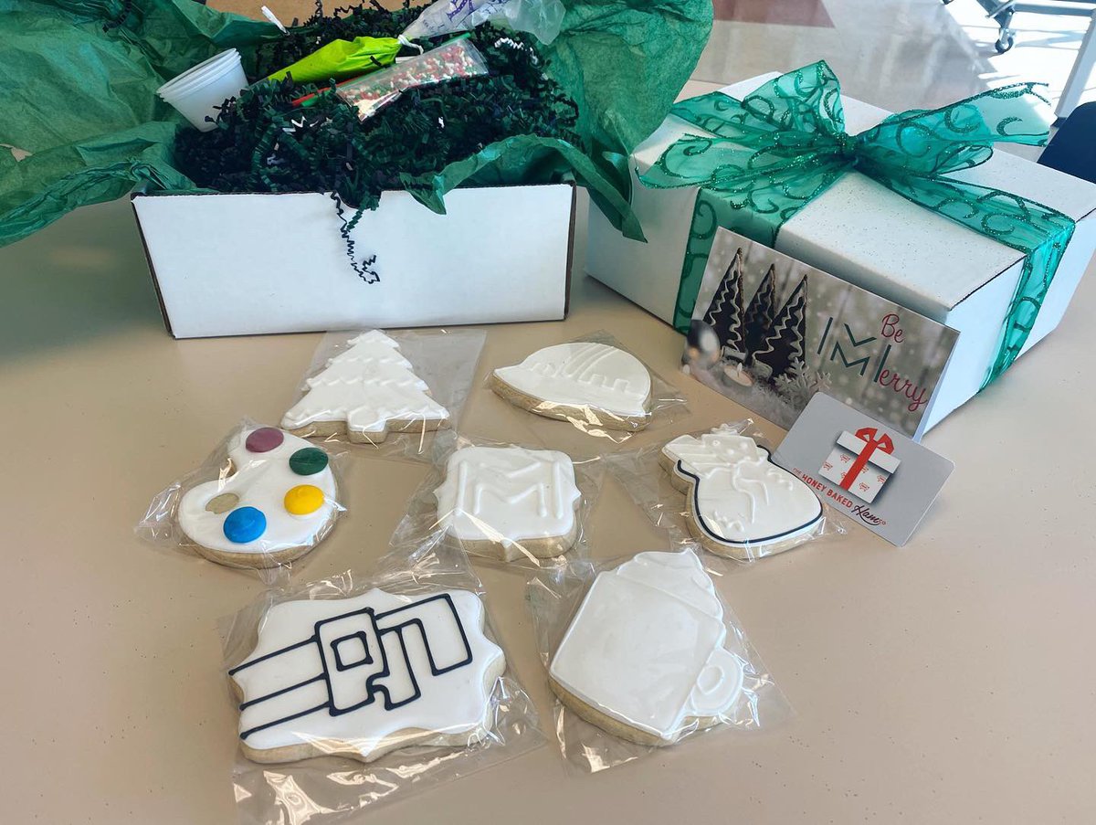 _MurphCo's tweet photo. Santa is coming to town! Our Murphy Team sent out some custom made Christmas cookies and a gift card be on the look out for a glittery green package! Send us your creations weโd love to see them! ๐ #murphy #cookies #christmas #gift #decoratedcookies #murphyden https://t.co/vJ9KRzKBiW