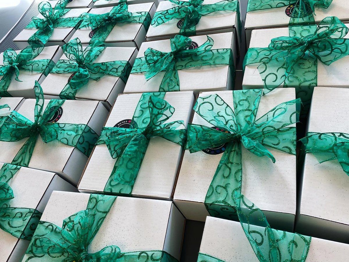 _MurphCo's tweet photo. Santa is coming to town! Our Murphy Team sent out some custom made Christmas cookies and a gift card be on the look out for a glittery green package! Send us your creations weโd love to see them! ๐ #murphy #cookies #christmas #gift #decoratedcookies #murphyden https://t.co/vJ9KRzKBiW