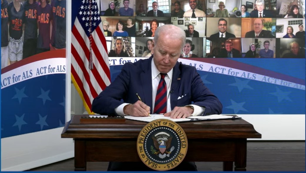 MDA_Advocacy's tweet image. Here's the big moment. #ACTforALS is officially law! #EndALS #NMD