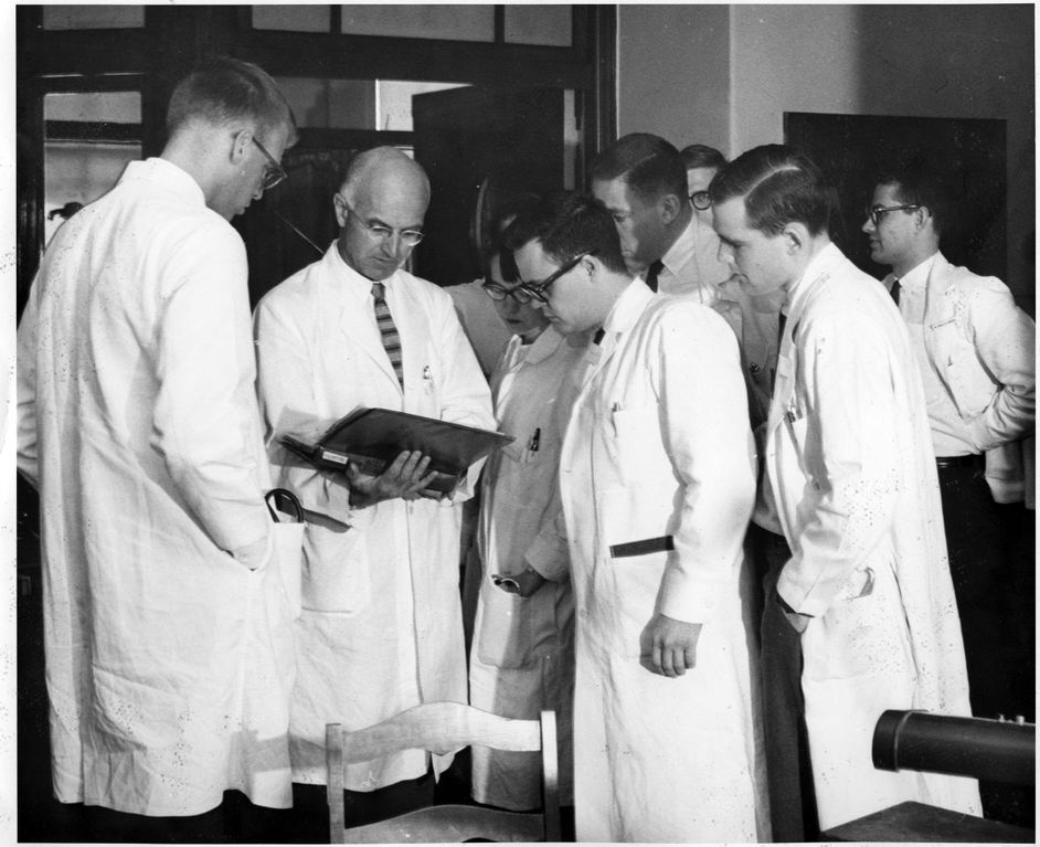 BrighamWomens's tweet photo. On this day in 1954, Dr. Joseph Murray and his team successfully completed the world’s first transplant of an internal organ from one living person to another at the #Brigham. Read more about this historical moment in the @HarvardMed Magazine: https://t.co/ke5OEOpebp https://t.co/elOOMSI1bD