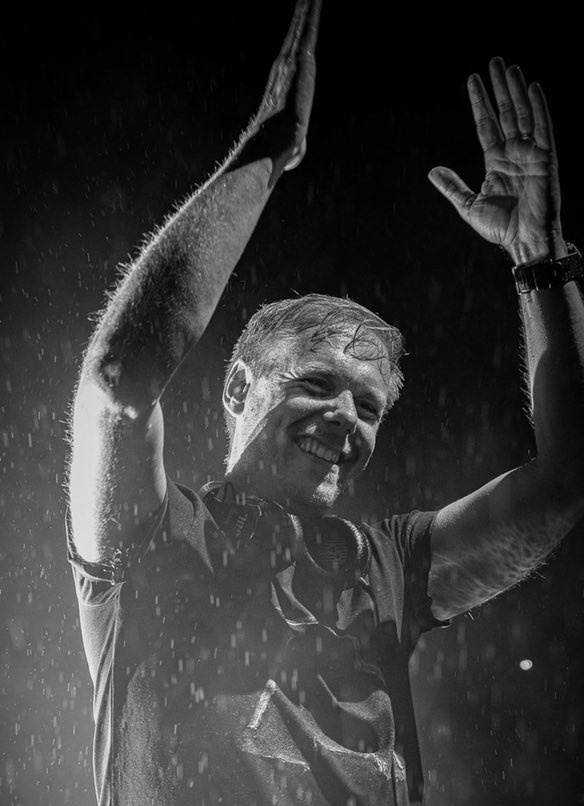 GMLuiz's tweet photo. Después de 20 años de ASOT, más de 1000 episodios y darnos un álbum 100% Trance este año lo menos que podíamos hacer era darte el Tune of the Year.
TE LO MERECES, ARMIN!!
#ASOT1048 #ASOTTOP50 https://t.co/DmpRykX8EJ