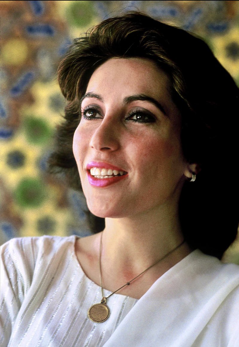 osamayawar's tweet photo. Wo darya dais samandar thi,
Jo tere mere ander thi,
Wo sondhi mitti sindhti thi,
Wo larki laal qalandari thi
Shaheed #BenazirBhutto - 27th December, 2007 https://t.co/aOOjVZMdeo