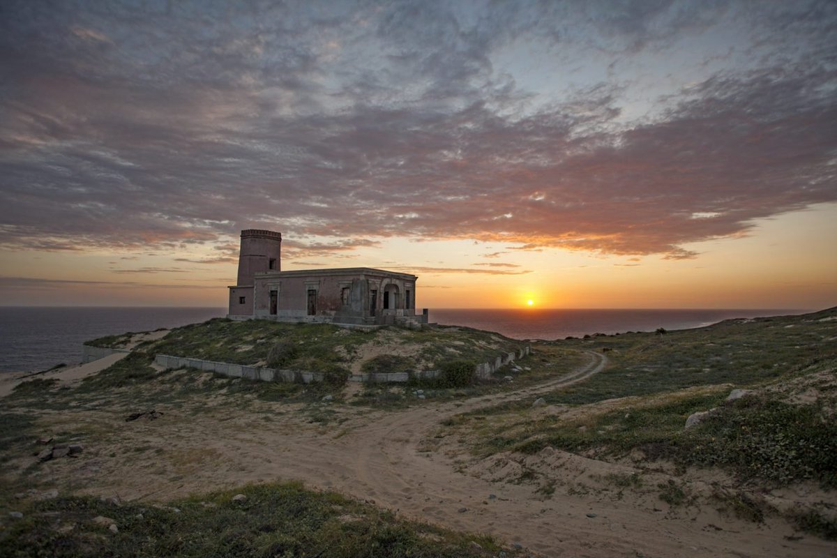 AHLosCabos's tweet photo. El Faro Viejo es un edificio histórico inaugurado a principios del siglo XIX. Durante muchos años, ha sido testigo de diferentes embarcaciones que llegan al puerto de Cabo San Lucas desde diferentes partes del mundo. https://t.co/fm3f5iEyuV