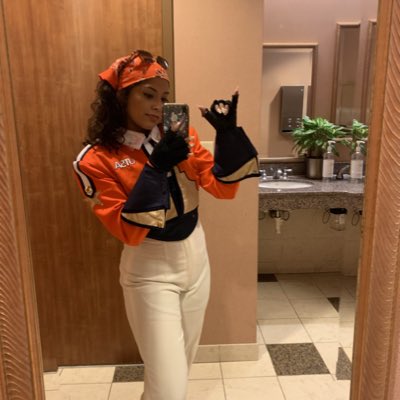 Nallleelli12's tweet photo. I love my school so much
👁💧👄💧👁
🧡💙
… https://t.co/lTq4VrSEFS