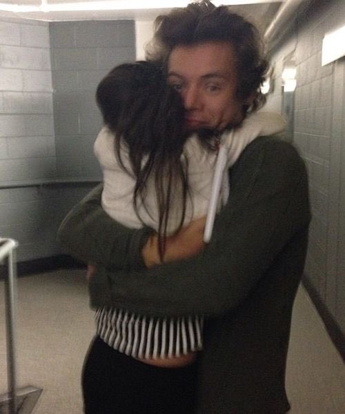HSQUOTED's tweet photo. “Harry’s arms are so long that his hug is like you’re the fly and he’s the spider. It’s inescapable.”

(Nick Grimshaw, BBC Radio 1 2017) https://t.co/w4zphFdkHY