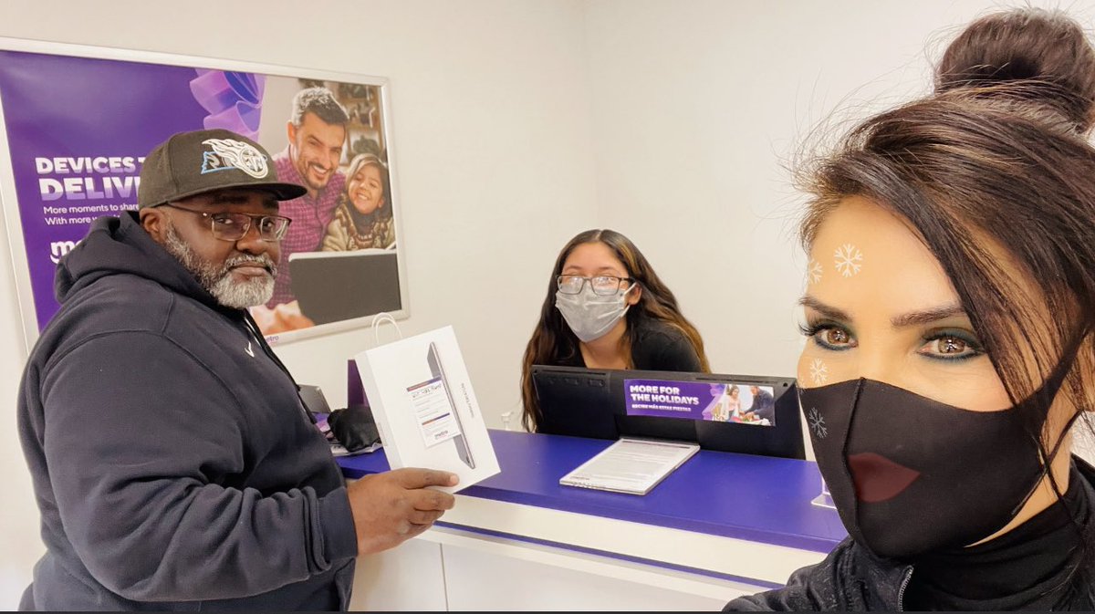 A_Suarez2015's tweet photo. @MetroByTMobile Our team at 474 Bell Rd. wish you all the best this holiday season and look forward to another great year with Our Metro by T-Mobile Customers. @R_Carte06 @SteveGerevas @WinstonAwadzi @thayesnet @MetroByTMobile https://t.co/yQsjUY2Q3W