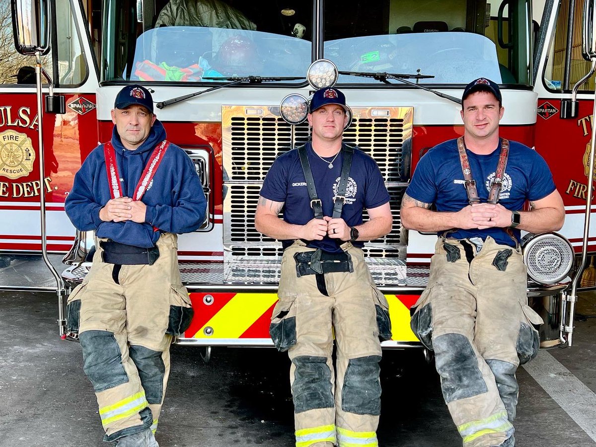 TulsaFire's tweet photo. 🎄TFD Christmas Countdown🎄
#2daysuntilchristmas
Our Christmas countdown is almost over. 2s houses E2, L2, a solid group of firefighters & has a great Tulsa Skyline view! Happy holidays from Station 2 B Platoon!
#tfdstation2 #becarefulinthattraffic #happyholidaysfrom02s https://t.co/goRIRVxhIL