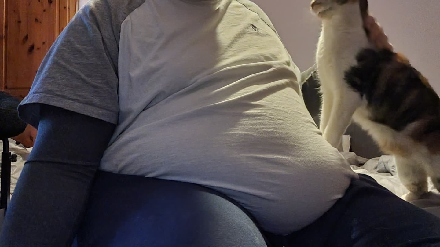 FatterIGrow on X: Normal clothes somehow make me look even wider 😳  t.corxyLlZiFrf  X