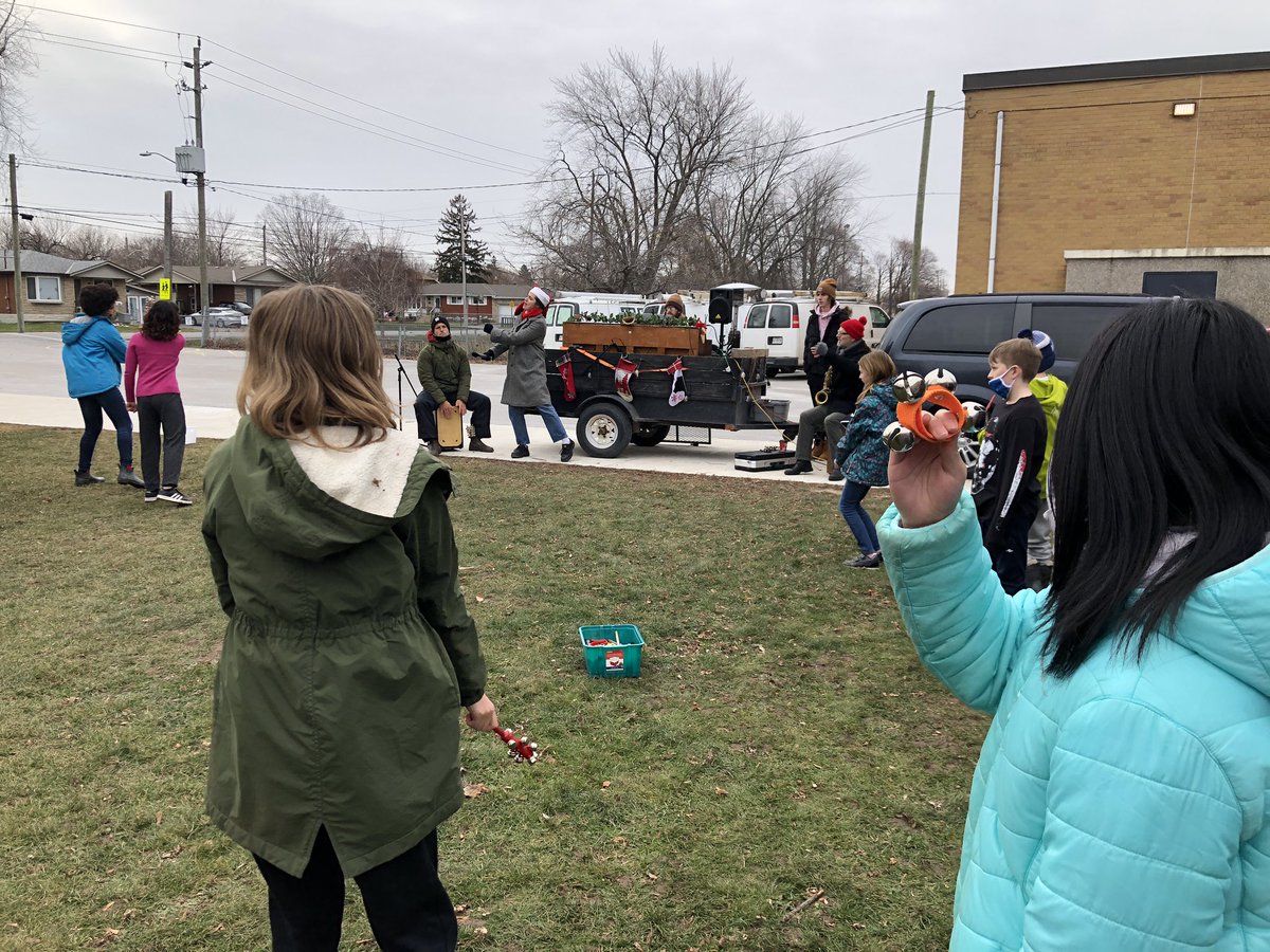 MrKSDyck's tweet photo. Grade 6/7s listening to some #Christmas songs out in @PortWellerPS’s frontyard. What fun! Thanks @mikeenns for your #Generosity and #ChristmasSpirit! #ChristmasCarolTourExtravaganza2021 #IMissSinging #Music #Outdoors #PianoOnATrailer!! https://t.co/fCTRywGiRk