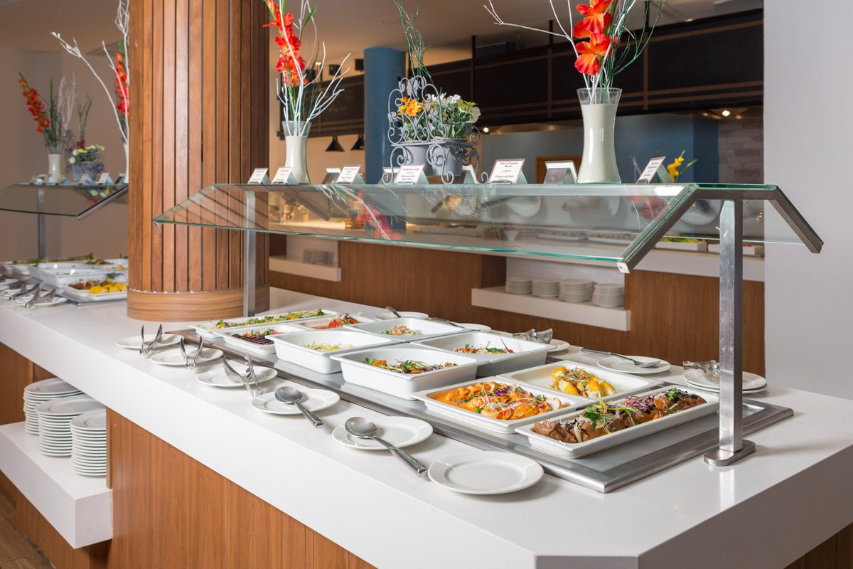 royalRSV's tweet photo. 😋🍝 𝗚𝗢𝗢𝗗 𝗙𝗢𝗢𝗗, 𝗚𝗢𝗢𝗗 𝗠𝗢𝗢𝗗 😋🍝
Grab your plate, pick your favorite table spot and get ready to enjoy the best dishes and all you can eat in #LaVeranda on this #NationalBuffetDay. 😋🍴🍔🍝🧁🍹 #TheRoyalSands
👉: https://t.co/ua0DFnlg1F https://t.co/AJcakO5uFL