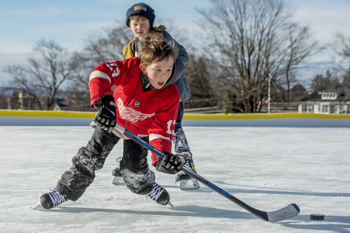 EricaPhotog's tweet photo. The Baaki and Andreoli family take advantage of a cold day skating on new ice rink at Veteran' Park in #Amsterdam https://t.co/vbVAO3FO3k