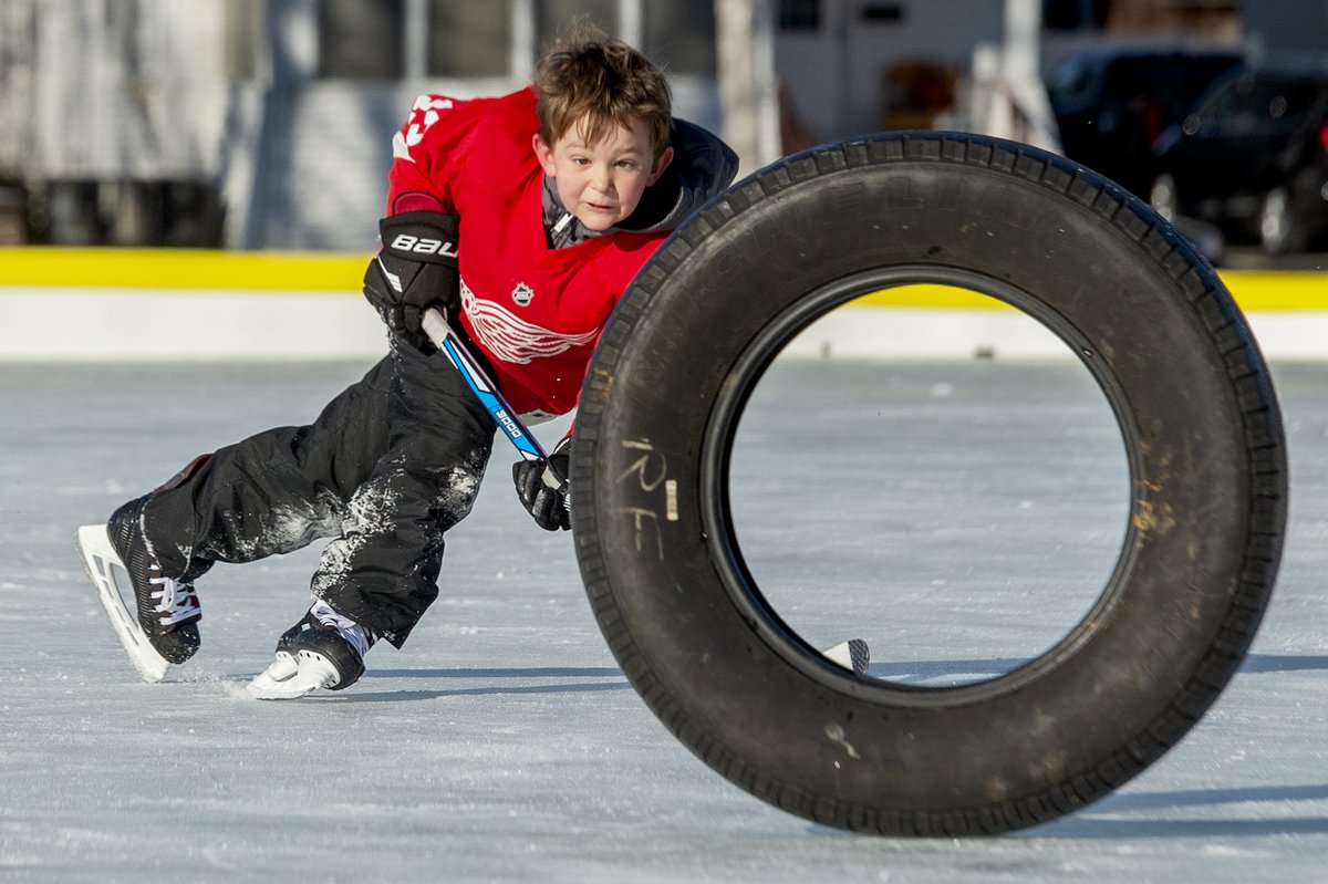 EricaPhotog's tweet photo. The Baaki and Andreoli family take advantage of a cold day skating on new ice rink at Veteran' Park in #Amsterdam https://t.co/vbVAO3FO3k