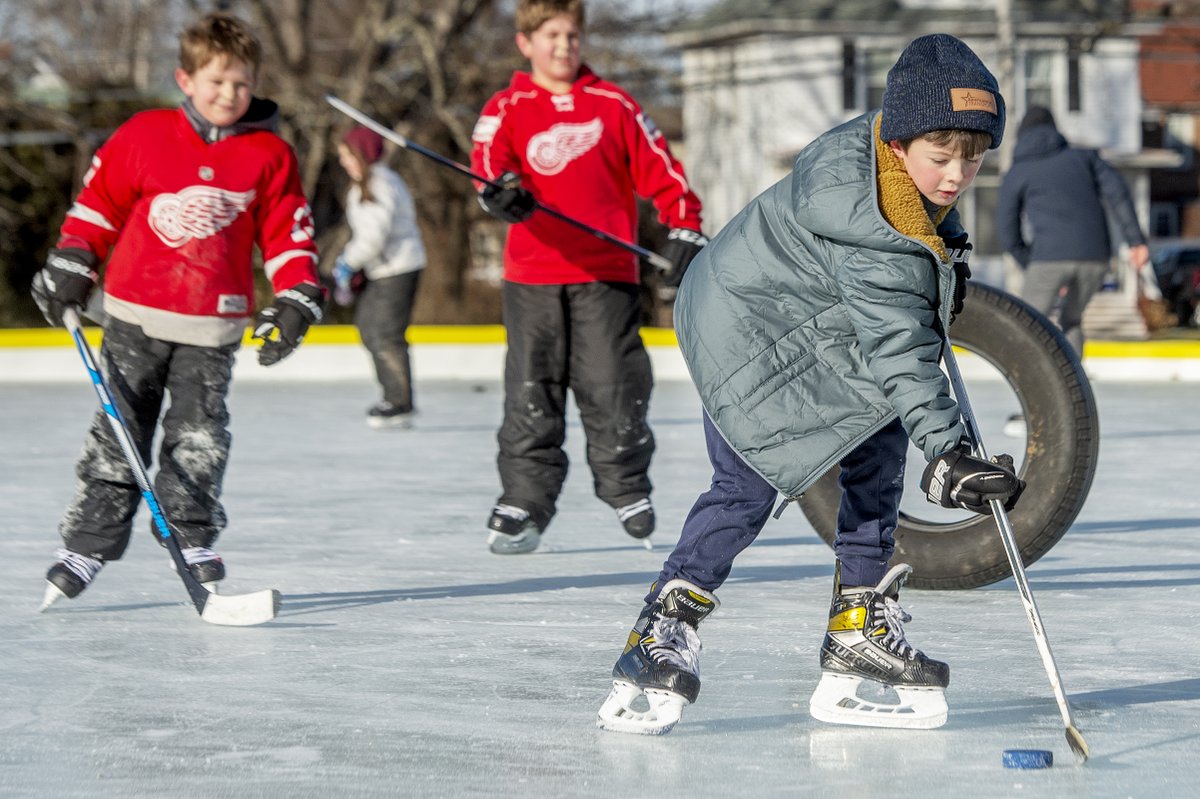 EricaPhotog's tweet photo. The Baaki and Andreoli family take advantage of a cold day skating on new ice rink at Veteran' Park in #Amsterdam https://t.co/vbVAO3FO3k
