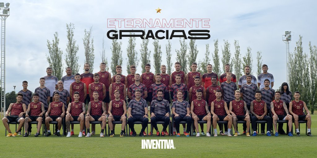 ColonOficial's tweet photo. Un año que vivimos en ustedes, por permitirnos sentir lo que siempre quisimos, SER CAMPEONES!!!

La gloria es de ustedes, la estrella es de todo el pueblo sabalero.

#ColónNoSeDetiene ⭐
#ElClubDelPueblo ❤️🖤 https://t.co/STv85Cw5oD