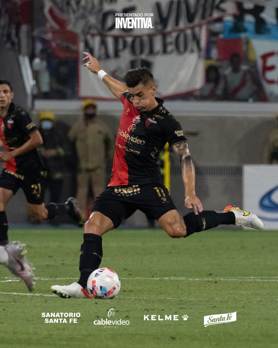 ColonOficial's tweet photo. Un año que vivimos en ustedes, por permitirnos sentir lo que siempre quisimos, SER CAMPEONES!!!

La gloria es de ustedes, la estrella es de todo el pueblo sabalero.

#ColónNoSeDetiene ⭐
#ElClubDelPueblo ❤️🖤 https://t.co/STv85Cw5oD