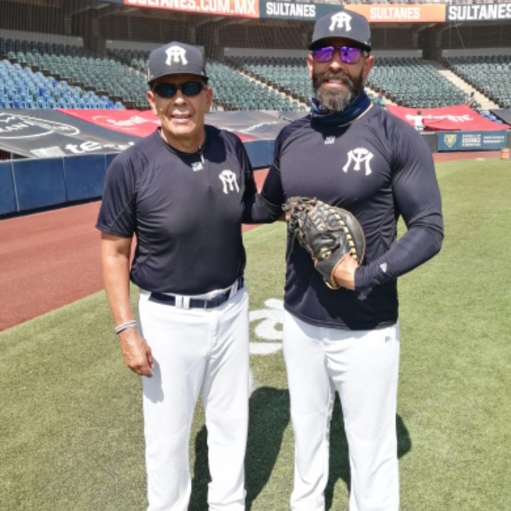 LeoRodlll's tweet photo. Desearía que bajaras un rato del cielo  me dieras un fuerte abrazo y habláramos de beisbol como siempre.
 Un año de tu partida y todavía  no lo creo .
Te extraño papá !!! https://t.co/sqsf9NHkef