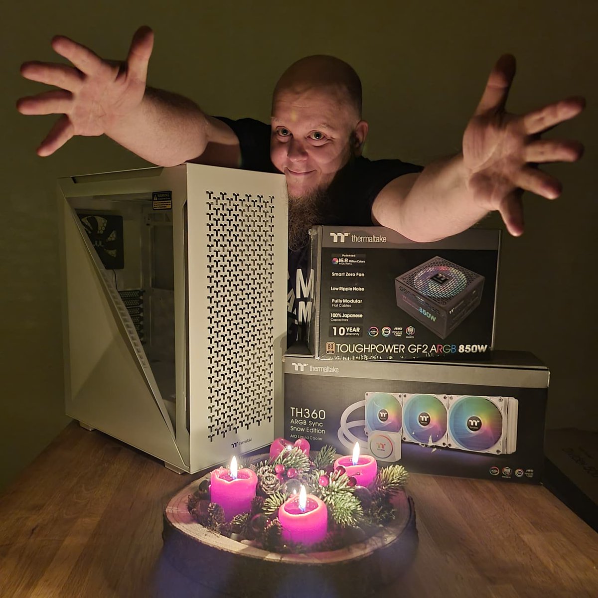 Tamyhro's tweet photo. Kuuukt maaa!!! 🤪
Die lieben Menschen von @Thermaltake_de haben mir etwas zugeschickt! Grandios! Und somit ist der Grundstein für mein weißes Setup gelegt! Fettes DANKE, Leute!
❄️Gehäuse #Divider500TG Air
🌈Netzteil #ToughpowerGF2ARGB (850W)
☃️Wakü #Th360 (Snow Edition)
/ad* https://t.co/nSyTm0Fbst