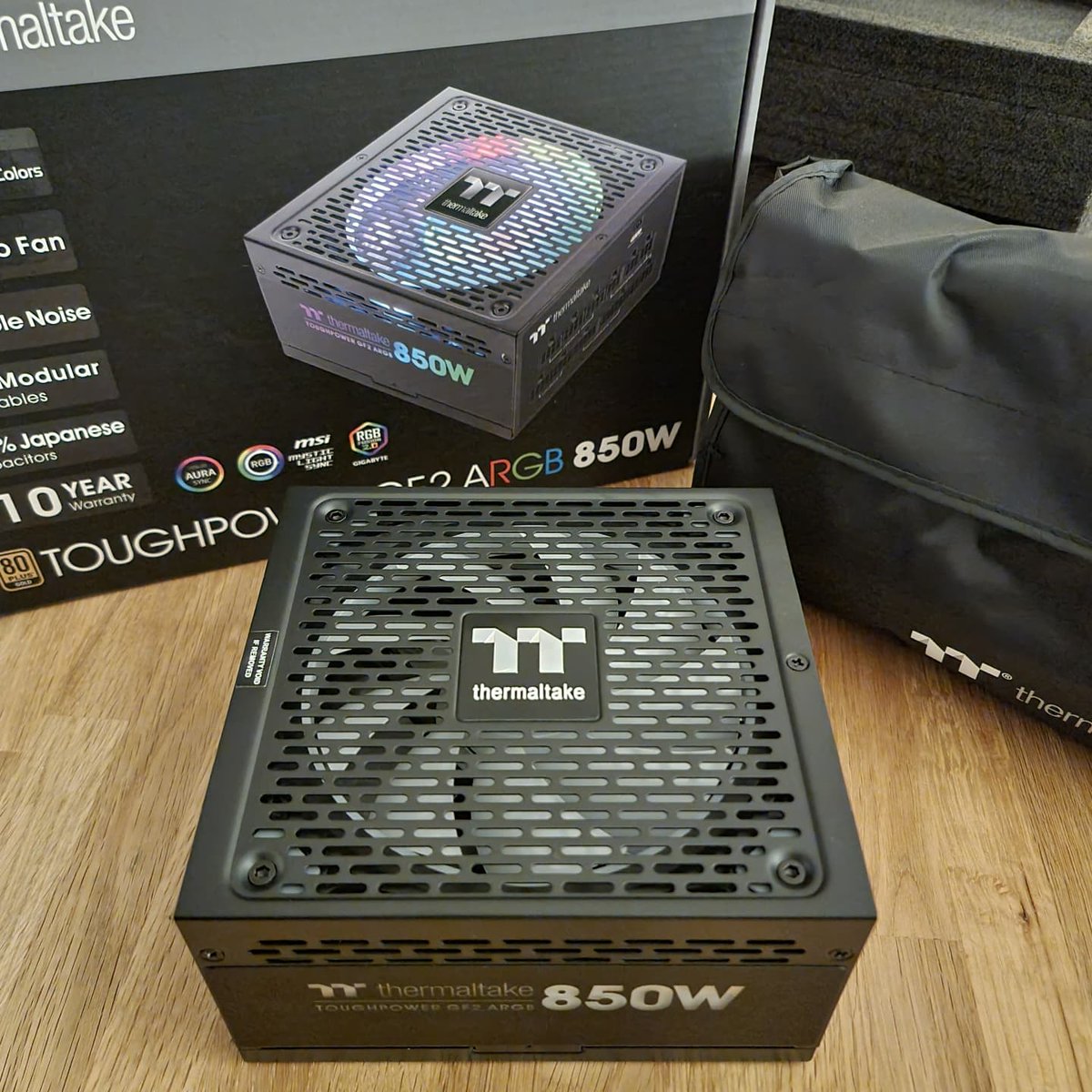 Tamyhro's tweet photo. Kuuukt maaa!!! 🤪
Die lieben Menschen von @Thermaltake_de haben mir etwas zugeschickt! Grandios! Und somit ist der Grundstein für mein weißes Setup gelegt! Fettes DANKE, Leute!
❄️Gehäuse #Divider500TG Air
🌈Netzteil #ToughpowerGF2ARGB (850W)
☃️Wakü #Th360 (Snow Edition)
/ad* https://t.co/nSyTm0Fbst