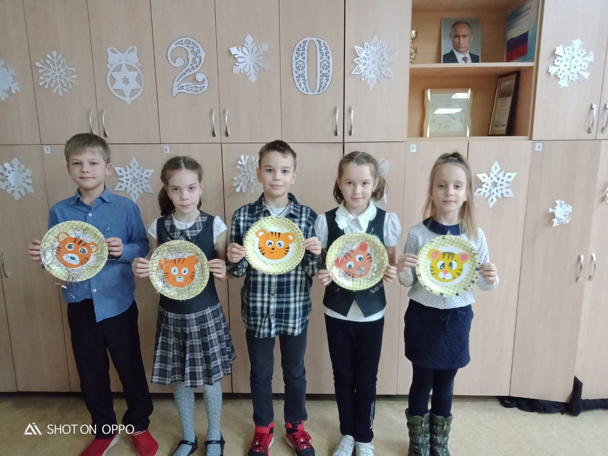 Декоративная тарелка с изображением символа года - подарок на новый год для своих друзей и близких. Объединение "Как сделать всё".