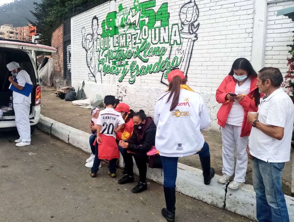 SSchapinero's tweet photo. #AEstaHora, los diferentes equipos de la @SSchapinero realizan entrega de #RefrigerioCalienteEs, a los ciudadanos habitantes de calle, pagadiarios y vendedores ambulantes. #ElRefrigerioCalienteEs, un apoyo para las personas más vulnerables de nuestra localidad. #MásTerritorio https://t.co/CmNOXKqv2s