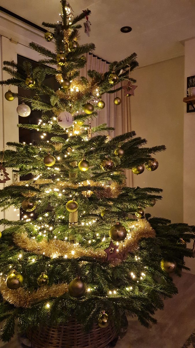 Wil de gene die mijn dochter uitgescholden heeft bij de Albert Hein Ouddorp, die daar gewoon haar werk deed aan de servicebalie zich bij mij melden voor een goed  gespreek 
#kerstgedachte