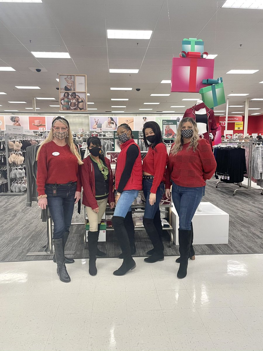 We’re serving all the looks on this festive Thursday at the 673 !!! Love my style ladies and our HR ❤️❤️🎄