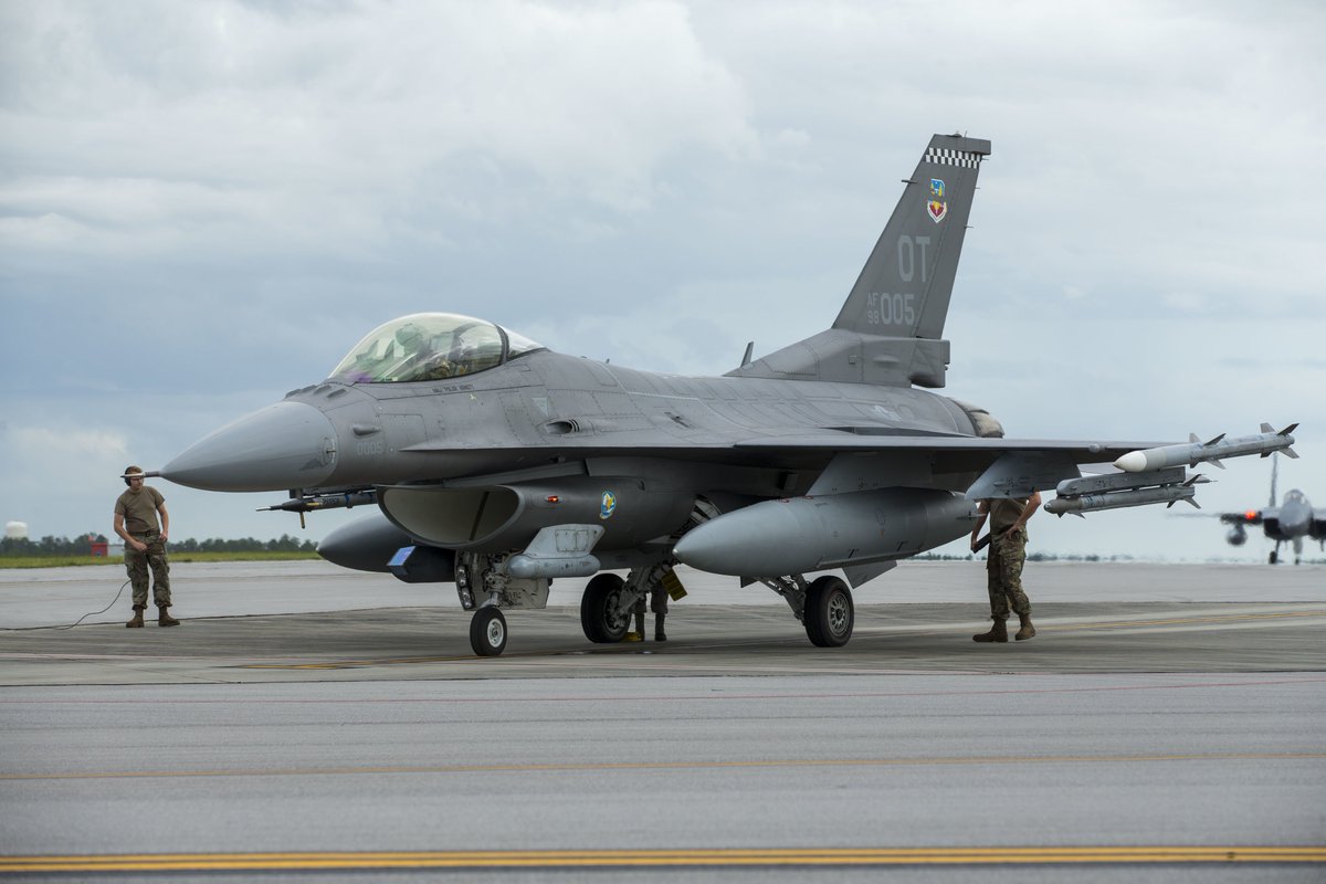 Defense_Imagery's tweet photo. July 2, 2021: Maintainers from the 96th Test Wing prepare an F-16 for a flight test at Eglin Air Force Base, Florida. This mission tested the new APG-83 AESA radar. (USAF photo, Master Sgt. Tristan McIntire) #usaf #airforce #aesa #apg83 #f16 https://t.co/NUdt47ifn4