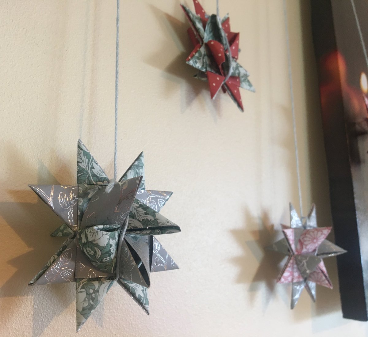 TUS_Seven's tweet photo. Ayoo it’s Thursday! I’ve been making a funky little fröbelstern garland over the past few days. I’ve always found origami type crafts so relaxing😌💫

Merry Christmas y’all🎄

#TUS7_Comp #Thursday https://t.co/b5PslRDpKK