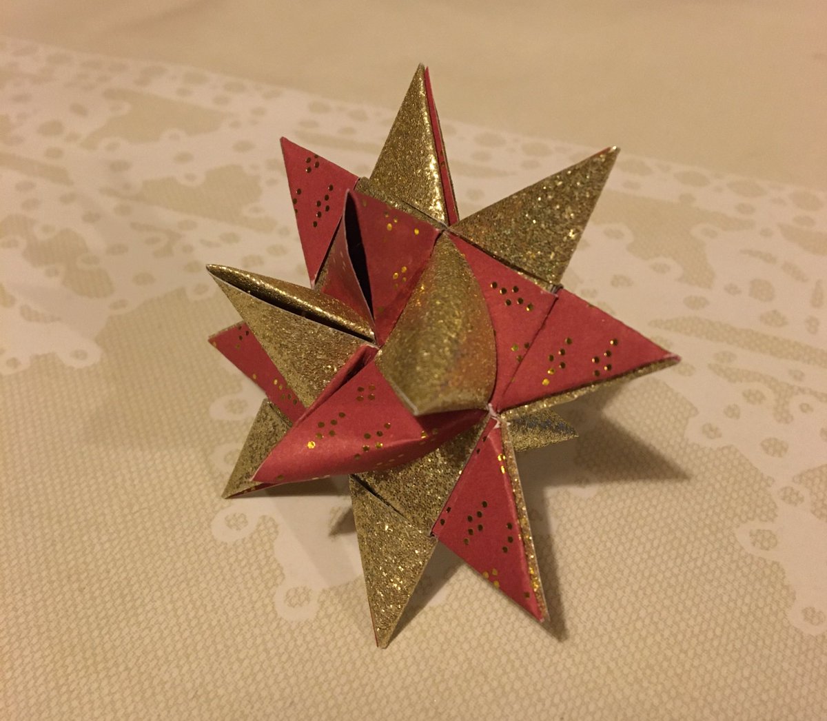 TUS_Seven's tweet photo. Ayoo it’s Thursday! I’ve been making a funky little fröbelstern garland over the past few days. I’ve always found origami type crafts so relaxing😌💫

Merry Christmas y’all🎄

#TUS7_Comp #Thursday https://t.co/b5PslRDpKK