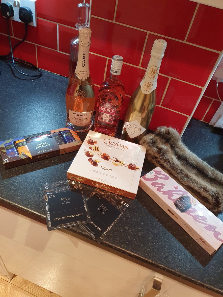 donnalou1981's tweet photo. I have THE best clients 🥰 been spoilt again this year for doing what I love 😍 Merry Christmas 🎅 🎄 ❤ https://t.co/IkmVG8oVjT